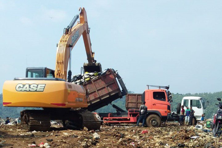Alat Berat Pengangkut Sampah Solusi Efisien untuk Pengelolaan Limbah di Lokasi Proyek